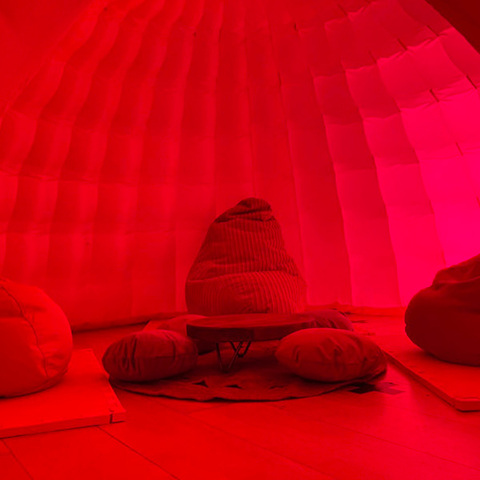 Sitting womb dome tent