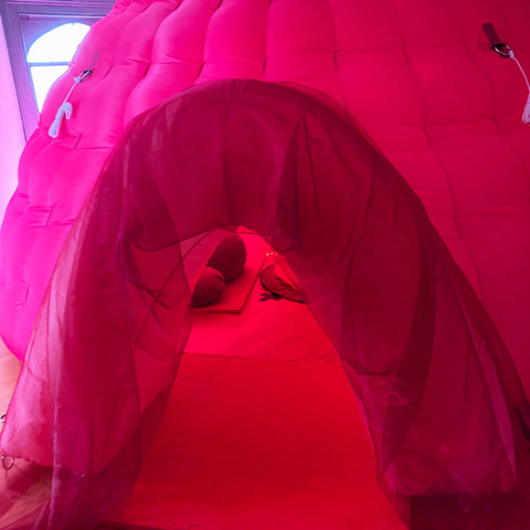 Sitting womb dome tent